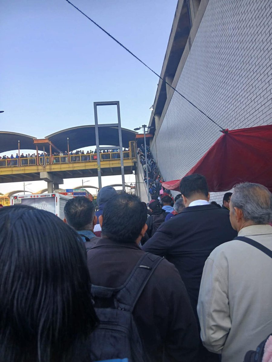 RaulGtzNR's tweet photo. La fila para ir a trabajar en Metro La Paz https://t.co/ttObh2y4ph