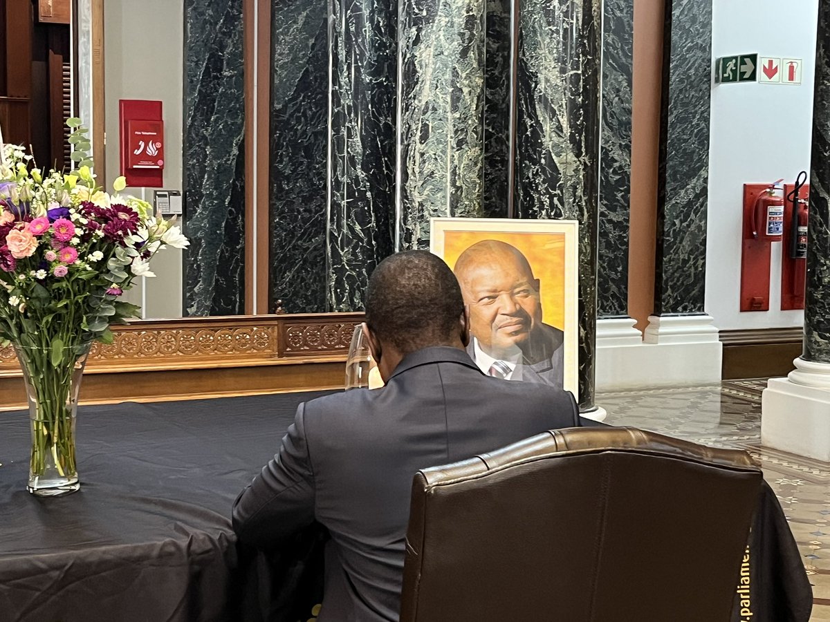 SthembisoMedia's tweet photo. Deputy President Paul Mashatile signs a book of condolences in honour of the late former Free State Premier, Defence Minister, and the Congress of the People co-founder, Mosiuoa Lekota. 

#RIPMosiuoaLekota
#RIPLekota
#PaulMashatile https://t.co/6EyOUks2PV