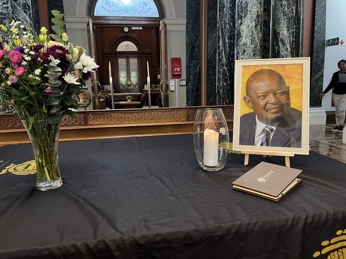 SthembisoMedia's tweet photo. Deputy President Paul Mashatile signs a book of condolences in honour of the late former Free State Premier, Defence Minister, and the Congress of the People co-founder, Mosiuoa Lekota. 

#RIPMosiuoaLekota
#RIPLekota
#PaulMashatile https://t.co/6EyOUks2PV