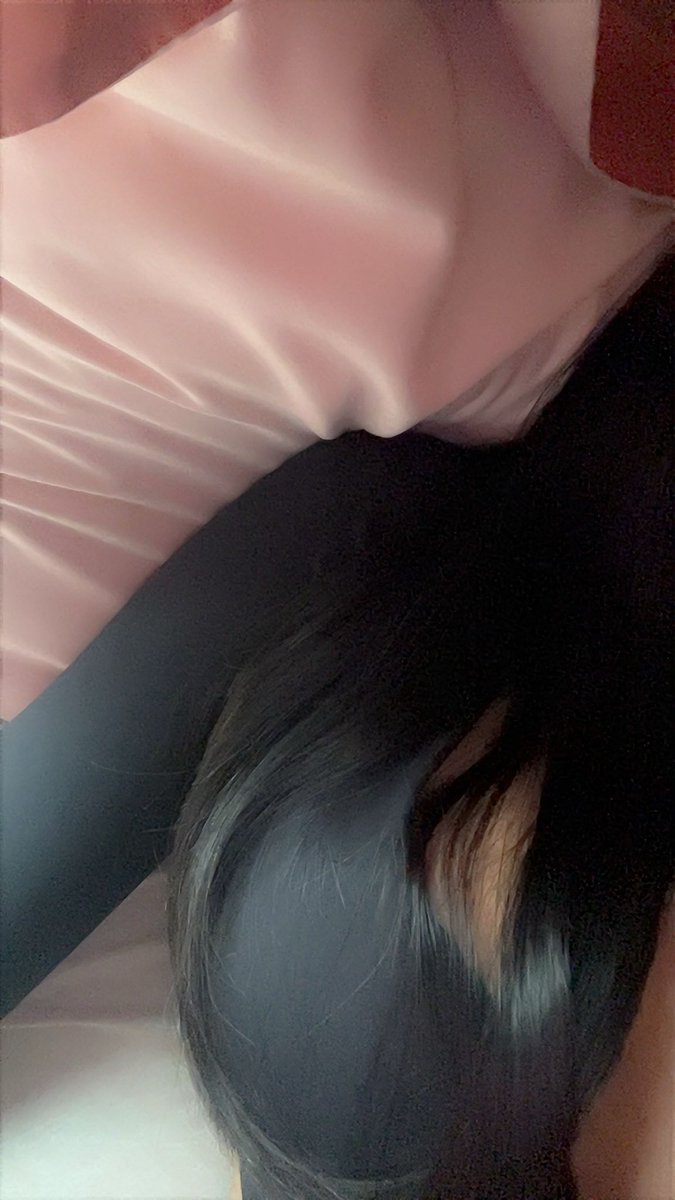 rareeovo's tweet image. call me selena the way i’m about to be in my bed all day #nothingwrong #facerevealatdrakenotice