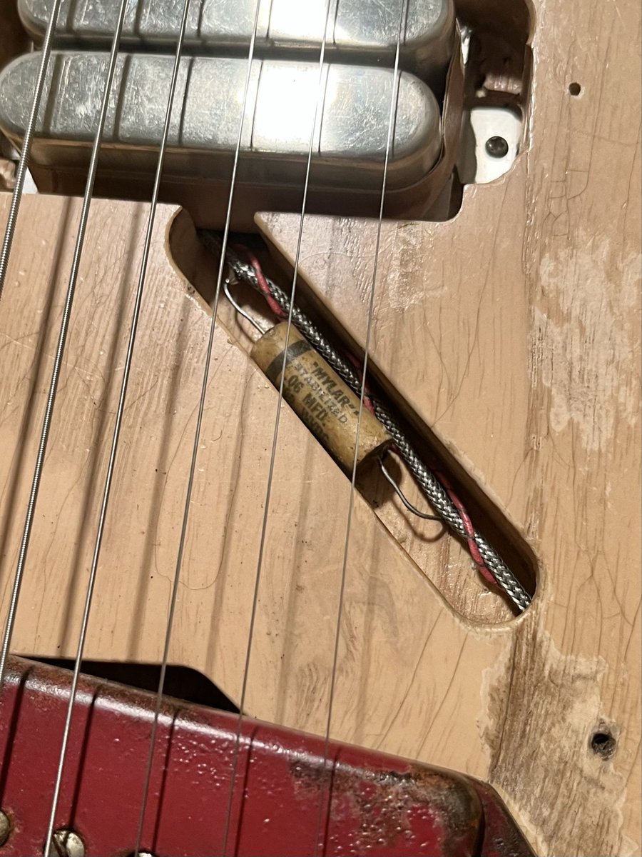 nagaokaryosuke's tweet photo. キャビティの奥にひっそりと落とし込まれるようにインストールされているキャパシター、そしてピックアップセレクターのために施されたコントロールプレートのスリットを無きものにするかのように配置されたジャックにより比類の無いトーンを繰り出す1本となった。 https://t.co/5omMykw6JG