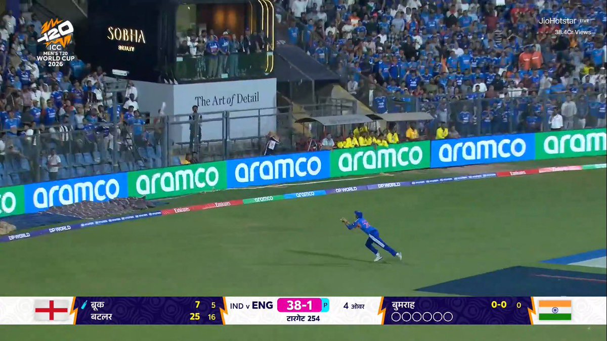 mufaddal_vohra's tweet photo. UNBELIEVABLE FROM AXAR PATEL - ONE OF THE BEST CATCHES. 🤯 https://t.co/81SkKq3K0U
