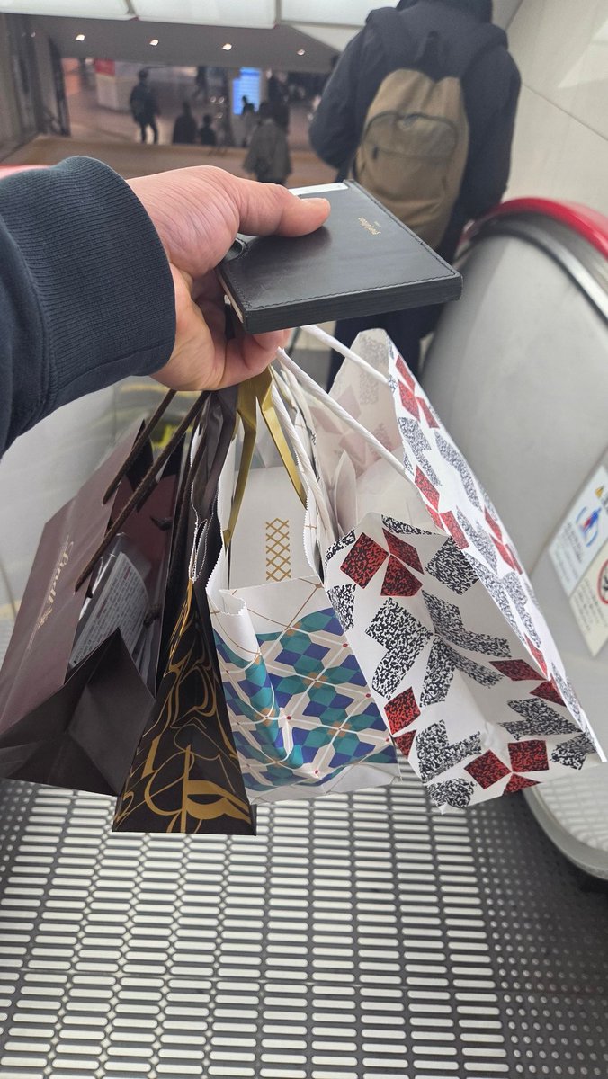 TenTenTen927's tweet photo. 미츠코시백화점 식품관은 개미소굴 ......
1200엔????응  2500엔??
어  1800엔???.........맛잇겟다 ...
싼데 ........................눈뜨니 ....
손에쥐고 .................지갑에 10000엔이 
없네 .......쉬팔 ㅜㅠ https://t.co/541SEp5REI