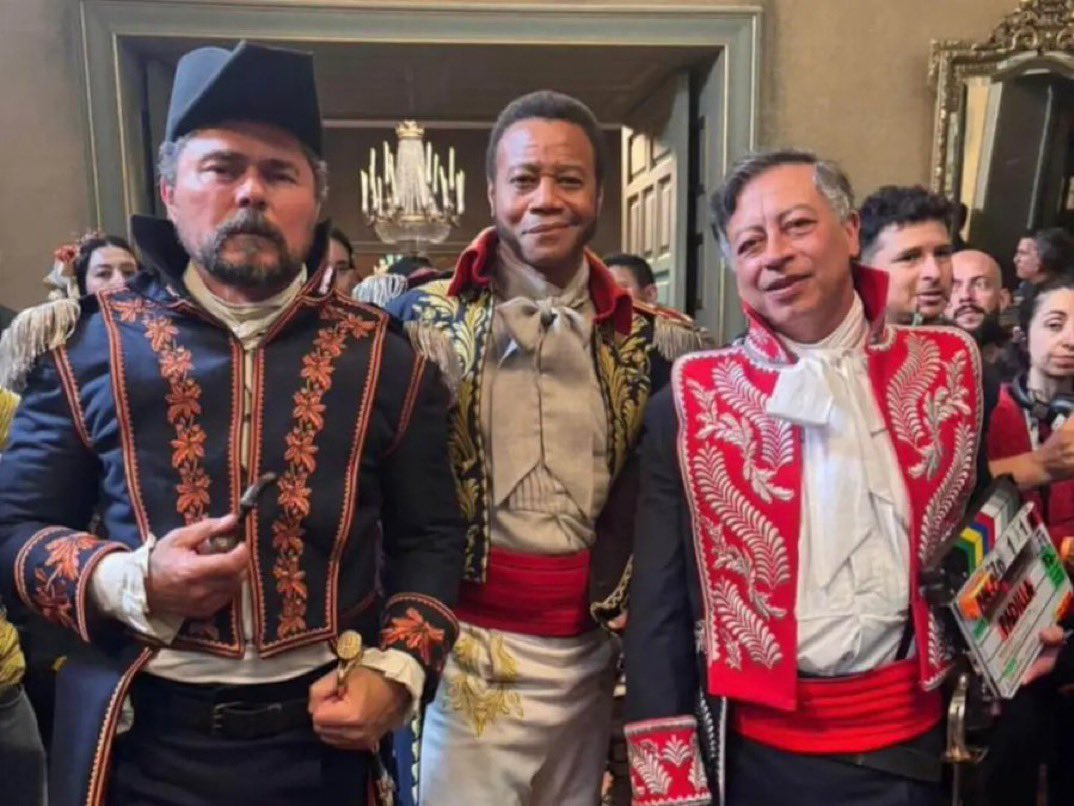 Gustavo Petro aparecerá en una película financiada por el gobierno junto a Cuba Gooding Jr. sobre el almirante Padilla. Aquí una fotografía del presidente colombiano con traje de época. La película costó 4 millones de dólares. Es un completo despropósito en medio de una situación