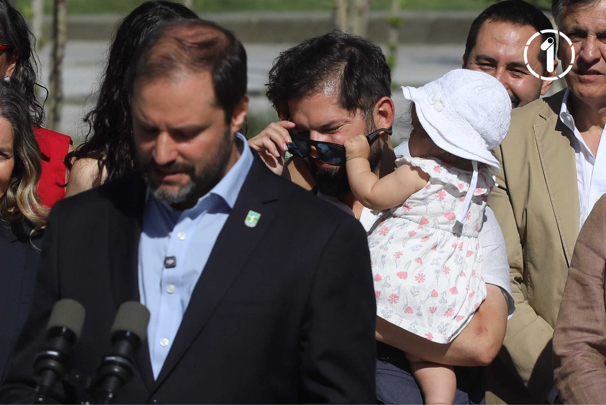 El Presidente Gabriel Boric encabezó, con su hija Violeta en brazos, la ...