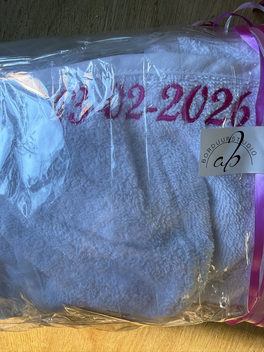 Oproepje! Ken je een kindje die “Noa” heet en geboren is op 13 februari 2026?  Per ongeluk verkeerd besteld voor een pas bevallen collega. Ken je een kindje met die naam en geboortedatum? Die stuur ik graag dit badjasje toe, tegen vergoeding van de verzendkosten. Delen is lief!