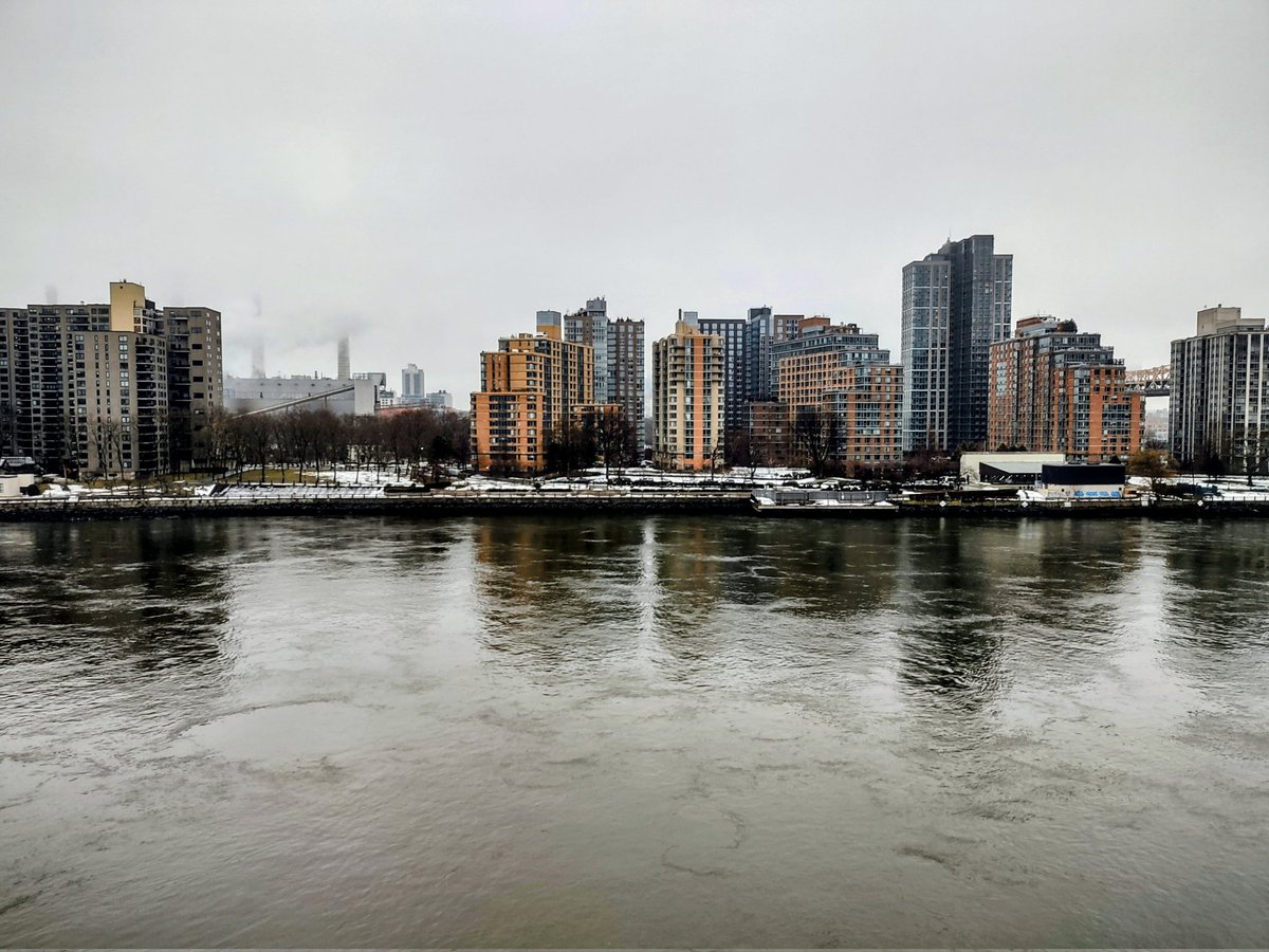 photoprotein82's tweet photo. Sequencing day at Rockefeller University, with an East River skyline break in between runs. https://t.co/mUQEHXNKbg