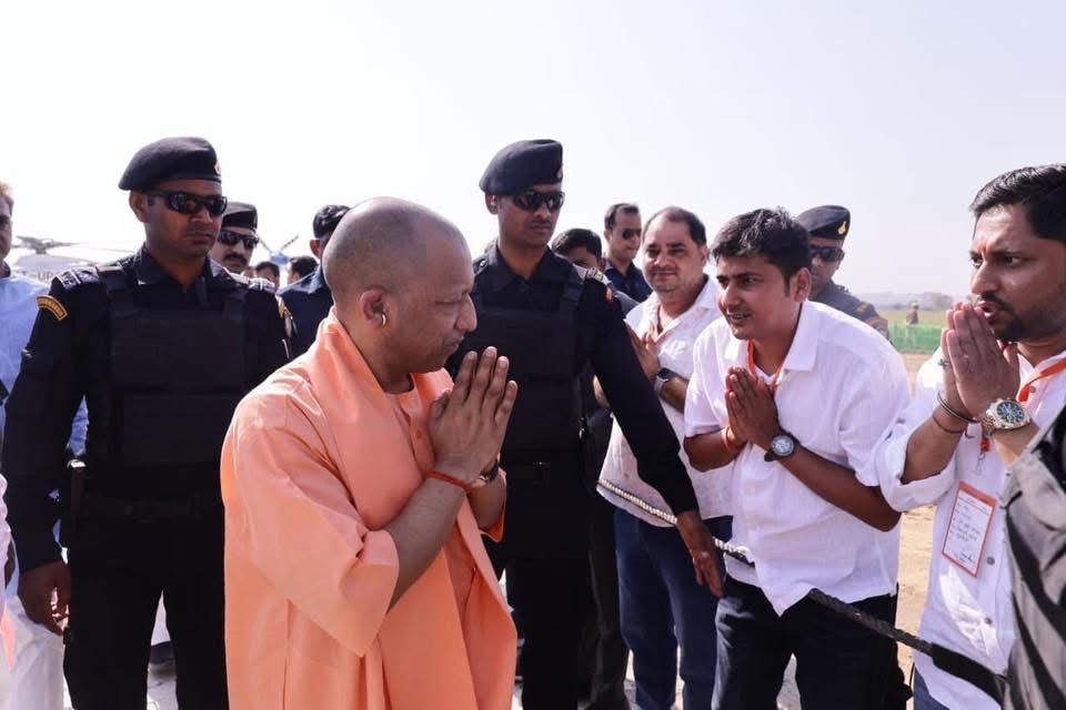 आज प्रदेश के यशस्वी मुख्यमंत्री माननीय श्री <a href="/myogiadityanath/">Yogi Adityanath</a> जी का ग्रेटर नोएडा हेलीपैड पर स्वागत करने का अवसर प्राप्त हुआ।

#BJP4ViksitBharat #BJPGovernment