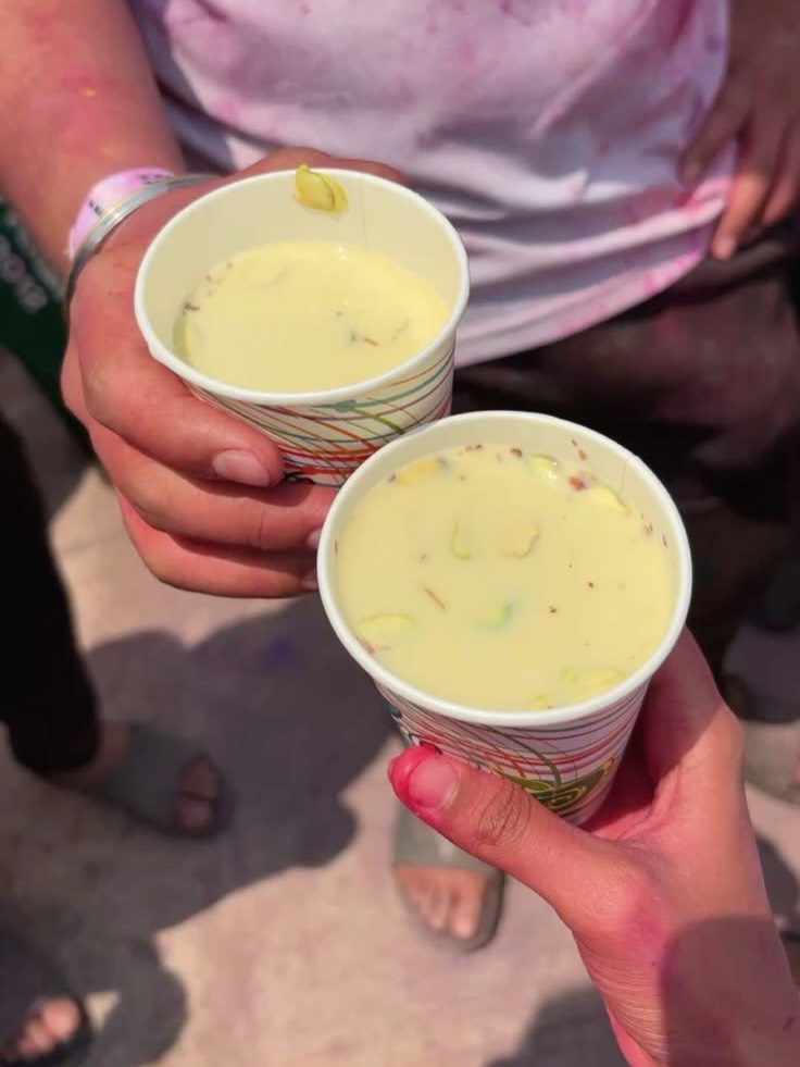 SinghvisInc's tweet image. HAPPY HOLI to our colorful family ❤️💙💜💚🧡
A day where every street in India turns into a canvas of color.
Laughter fills the air and celebrations bring everyone together.
Holi marks the triumph of good over evil and welcomes a new season of joy.

#singhvis #blockprint #holi