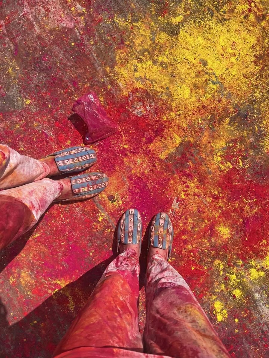 SinghvisInc's tweet image. HAPPY HOLI to our colorful family ❤️💙💜💚🧡
A day where every street in India turns into a canvas of color.
Laughter fills the air and celebrations bring everyone together.
Holi marks the triumph of good over evil and welcomes a new season of joy.

#singhvis #blockprint #holi