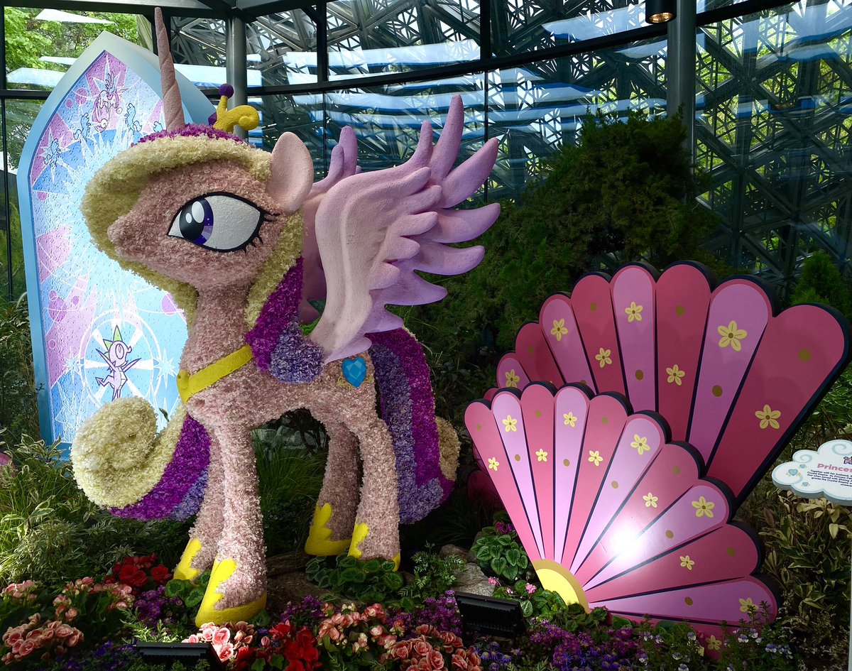 CrimmHarmony's tweet photo. Life size Princess Celestia, Princess Luna, and Princess Cadance displays from Petals of Friendship at Floral Fantasy made of freshly cut, dried, and preserved flowers 🌸
They were all SO beautifulll 😭💕 #mlp #pony https://t.co/2GKsFY5dpu