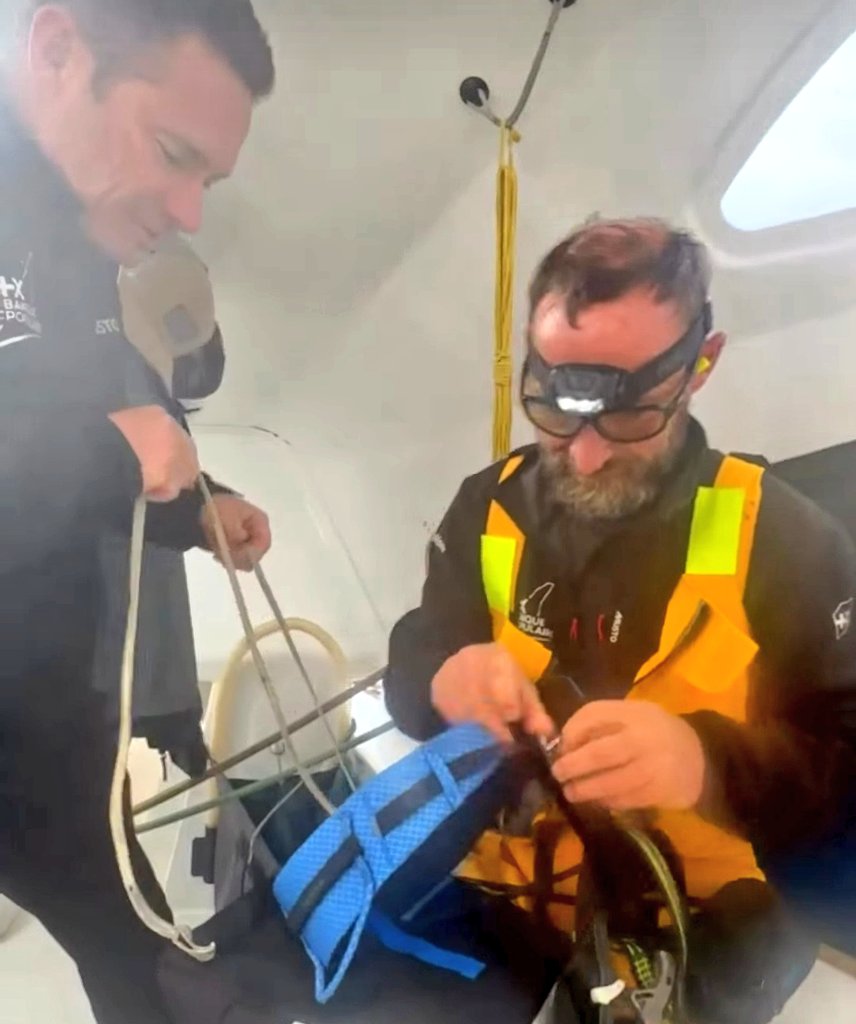 UltimBoat's tweet image. #Ultime #Ultim #Convoyage

Problème résolu sur le système de montée/descente du safran bâbord, à l'abri de Santa Maria aux Açores pour l'équipage du Banque Populaire XI, qui a repris sa route vers Lorient.