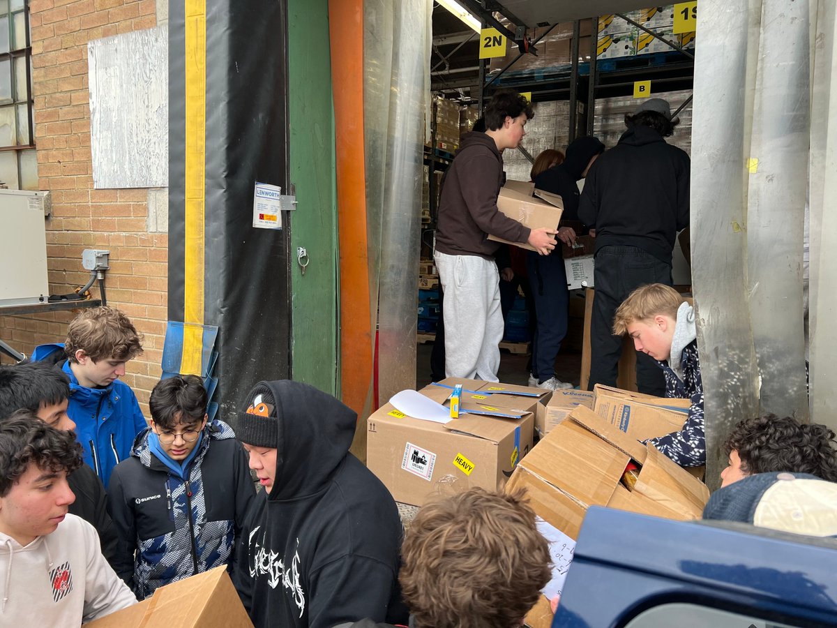 SMCS1852's tweet photo. A big thank you to our entire school community for helping to collect 1,200 lb of food for our Lenten Food Drive! Donations filled an entire school van, which was then delivered to the North York Harvest Food Bank last week.
#bethegood #teachmeGDK https://t.co/mu53PokTJw