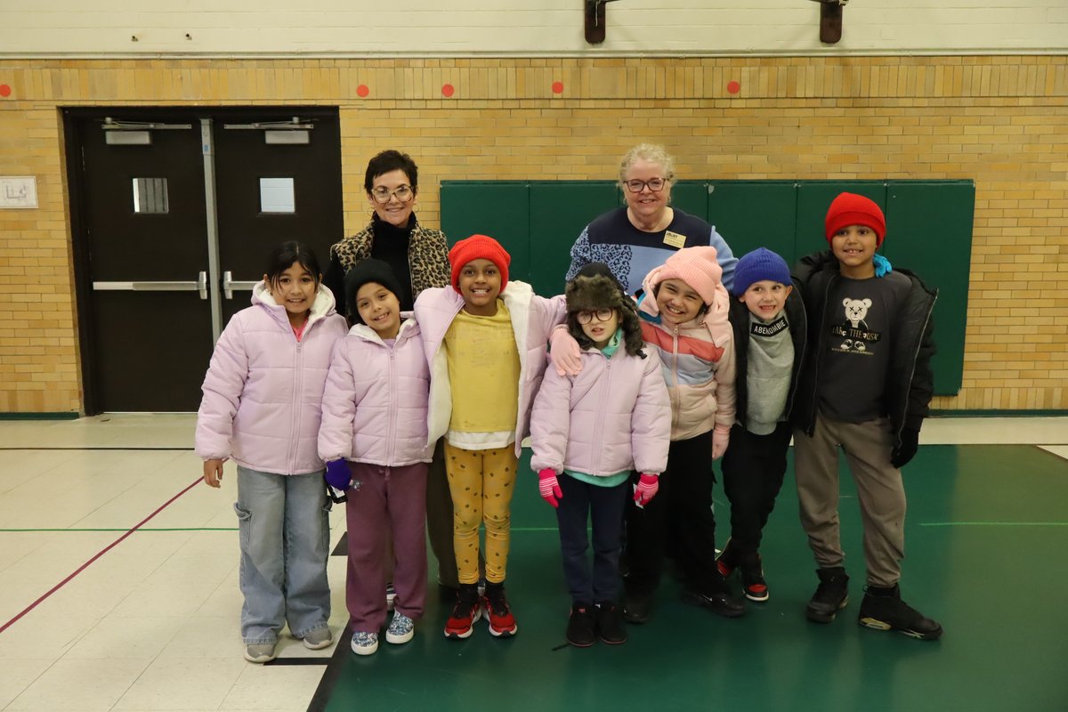 ¡Gracias a la representante estatal Natalie Manley por donar abrigos, guantes y gorros a los alumnos de las escuelas <a href="/CunninghamD86/">CunninghamElementary</a> y <a href="/MarycrestD86/">Marycrest ECC</a>! #D86Hope