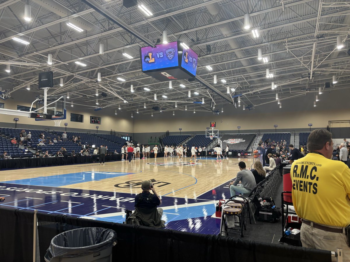SBUVPAD's tweet photo. Nearing tip at the @atlantic10 Women's Basketball Championships second round contest between @BonniesWBB and Loyola Chicago in the 8/9 matchup. Bonnies looking for first tourney win since 2013-14.
#GoBonnies #Unfurl 🐺🤎🤍 https://t.co/MfjD1yYisn