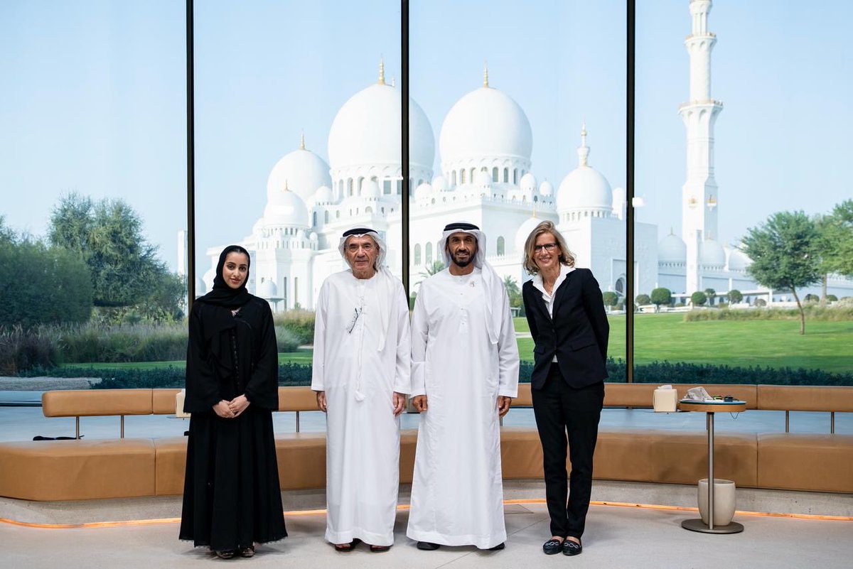 MohamedAlali72's tweet photo. بحضور سموّ الشيخ نهيان بن زايد آل نهيان، رئيس مؤسسة زايد الخير، أدارت نجلاء المدفع الباحثة في مركز تريندز للبحوث والاستشارات، جلسة نظمها مجلس محمد بن زايد بعنوان "دروس من فكر الوالد المؤسس في التعاون"، وتحدث خلالها معالي زكي نسيبة، المستشار الثقافي لصاحب السمو رئيس الدولة والرئيس الأعلى لجامعة الإمارات، والدكتورة آنيا ميرز المديرة الأكاديمية للتفاوض في جامعة السوربون أبوظبي، حيث استعرضا ملامح نهج المغفور له الشيخ زايد بن سلطان آل نهيان، طيب الله ثراه، في ترسيخ الثقة وتعزيز الحوار لتحقيق المصالح المشتركة.