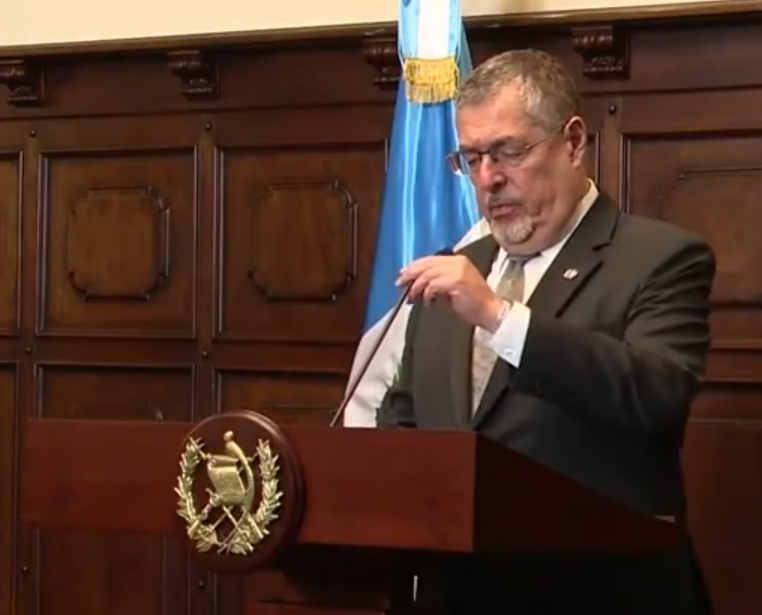 Factor4_GT's tweet photo. #URGENTE | El presidente  @BArevalodeLeon  volvió a señalar #presiones externas a diputados y diputadas en el @CongresoGuate en el marco de la elección de magistrados de la @CC_Guatemala 

El mandatario mencionó que elecciones que se han llevado recientemente (#USAC y #CANG) muestran los resultados que la ciudadanía espera. 

Arévalo afirmó que la #resolución del máximo tribunal que ordena al Legislativo sesionar este jueves refleja la importancia de #renovar la integración de la Corte. En ese contexto, Arévalo exhortó a las y los diputados a elegir a los magistrados titular y suplente con “conciencia, libertad y sentido de dignidad”.
