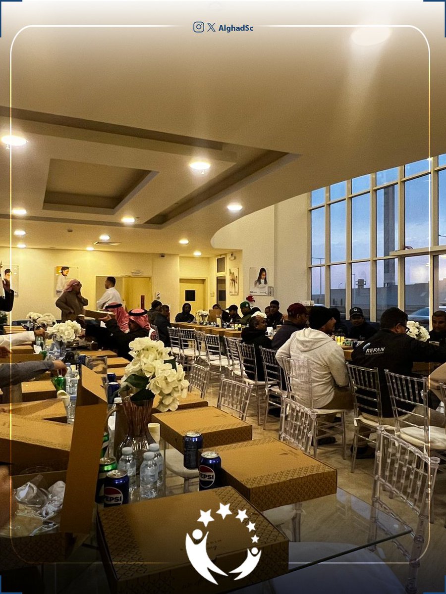 إفطار رمضاني جمع أسرة #مدارس_الغد_الأهلية في لقاء يجسد روح العمل المشترك والألفة 🌙🤍