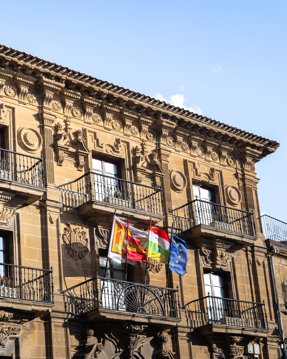 LosPueblosmbe's tweet photo. ¿Nos vamos a disfrutar del buen vino? 🍷

📍 Briones (La Rioja)

A lo largo de los siglos, por Briones pasaron berones, romanos, musulmanes, navarros y castellanos, dejando una villa llena de historia. En 1256, Alfonso X otorgó el Fuero de Briones, impulsando su desarrollo. Hoy el vino sigue siendo el alma del pueblo y parte esencial de su identidad.

✨ Qué ver
🏰 Restos de muralla y torre del homenaje (s. XIII)
⛪ Iglesia de Ntra. Sra. de la Asunción (s. XVI)
⛪ Ermita del Cristo de los Remedios (s. XVIII) con la Botica de Rabal 🧪 (s. XIX)
🏛️ Palacios y casas nobiliarias
🍷 Museo Vivanco de la Cultura del Vino
📸 Miradores sobre el Ebro y los viñedos

🍽️ Gastronomía riojana: chuletillas al sarmiento, patatas con chorizo, menestra, bacalao con tomate o cordero asado.

🍇 Aquí se encuentra uno de los grandes templos del vino del mundo: Museo Vivanco, con 4.000 m² dedicados a la cultura del vino.

@lariojaorg @lariojaturismo

¿Has visitado Briones? 🍷✨