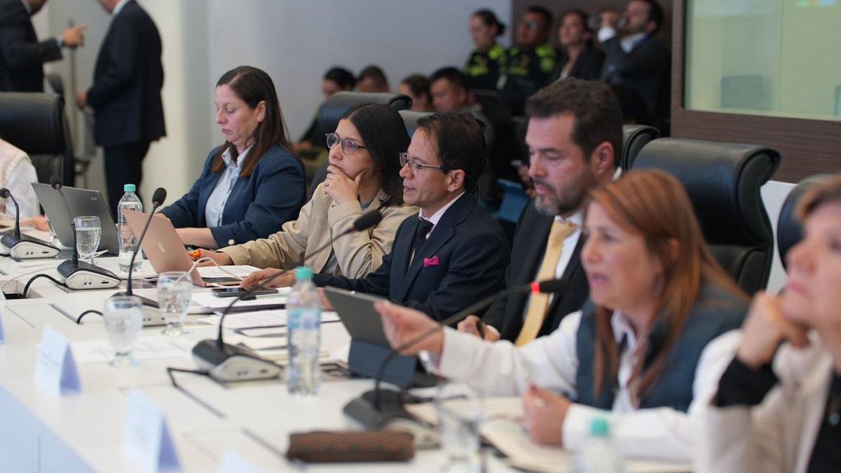 MinInterior's tweet photo. #AEstaHora A través de la Dirección de Seguridad, Convivencia Ciudadana y Gobierno, lideramos la sesión de seguimiento al Informe No. 003 de la Alerta Temprana 013 de 2025, emitida por la Defensoría del Pueblo, en el marco de los procesos electorales 2025–2026. https://t.co/14IJz9y1ca