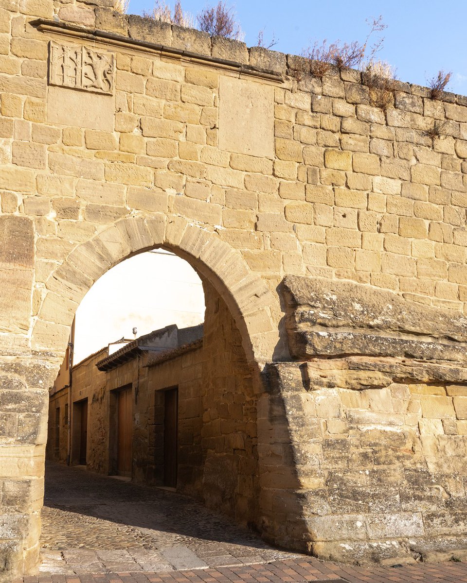 LosPueblosmbe's tweet photo. ¿Nos vamos a disfrutar del buen vino? 🍷

📍 Briones (La Rioja)

A lo largo de los siglos, por Briones pasaron berones, romanos, musulmanes, navarros y castellanos, dejando una villa llena de historia. En 1256, Alfonso X otorgó el Fuero de Briones, impulsando su desarrollo. Hoy el vino sigue siendo el alma del pueblo y parte esencial de su identidad.

✨ Qué ver
🏰 Restos de muralla y torre del homenaje (s. XIII)
⛪ Iglesia de Ntra. Sra. de la Asunción (s. XVI)
⛪ Ermita del Cristo de los Remedios (s. XVIII) con la Botica de Rabal 🧪 (s. XIX)
🏛️ Palacios y casas nobiliarias
🍷 Museo Vivanco de la Cultura del Vino
📸 Miradores sobre el Ebro y los viñedos

🍽️ Gastronomía riojana: chuletillas al sarmiento, patatas con chorizo, menestra, bacalao con tomate o cordero asado.

🍇 Aquí se encuentra uno de los grandes templos del vino del mundo: Museo Vivanco, con 4.000 m² dedicados a la cultura del vino.

@lariojaorg @lariojaturismo

¿Has visitado Briones? 🍷✨