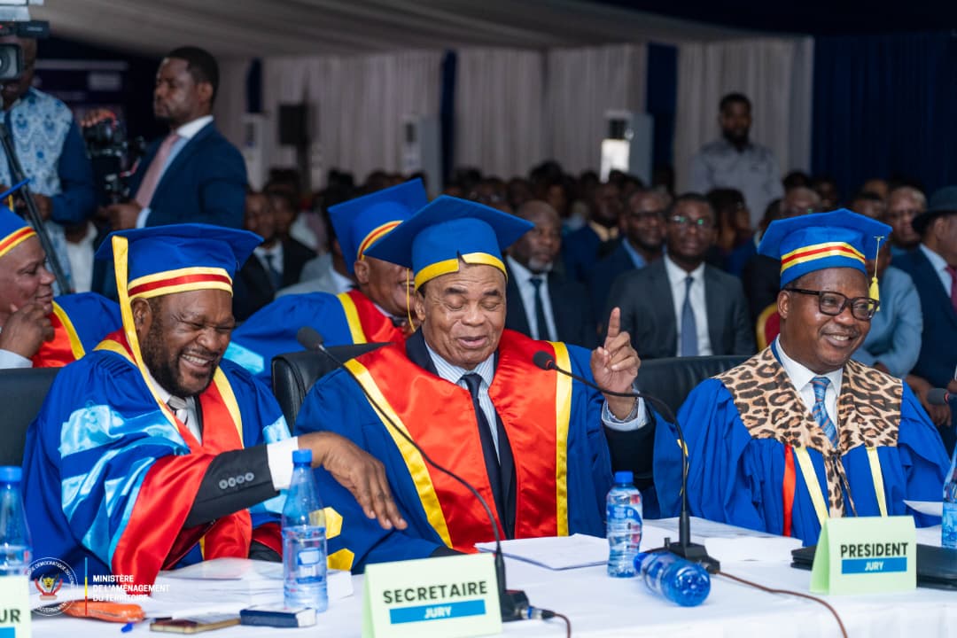 YvesBuya1's tweet photo. #RDC UNIKIN : L’apothéose scientifique sur la colline inspirée 

JEAN-LUCIEN BUSSA SACRÉ DOCTEUR EN SCIENCES ÉCONOMIQUES AVEC LA PLUS HAUTE DISTINCTION

- Il etait face au verdict de l'élite intellectuelle !

Jeudi 05 mars 2026 restera gravé dans les annales de l'Université de Kinshasa comme le jour où la rigueur scientifique a rencontré l’ambition nationale. 
Dans l’enceinte solennelle de la faculté des Sciences économiques et de gestion, Jean-Lucien Bussa a parachevé un parcours doctoral d'une exigence rare, se soumettant à l'examen critique d'un jury d'exception composé de dix éminents professeurs. 
Ce collège de savants, gardiens du temple du savoir de la "Colline Inspirée", a scruté chaque articulation de sa réflexion pour finalement lui décerner la mention la plus prestigieuse : la grande distinction. 
Cet événement ne constitue pas seulement une réussite personnelle pour le récipiendaire ; il symbolise la vitalité de l’Unikin en tant que sanctuaire de la pensée critique et pôle névralgique de la production de connaissances en République démocratique du Congo. 
En accédant à ce grade académique suprême, le désormais Dr. Jean-Lucien Bussa confirme son statut d'intellectuel de haut vol, capable de marier l'austérité de la recherche fondamentale aux impératifs du développement pragmatique de la nation.

LE COMMERCE INTERNATIONAL AU PRISME DE LA CROISSANCE - L’ŒUVRE MAGISTRALE DU Dr. JEAN-LUCIEN BUSSA POUR UNE RDC RÉSILIENTE

Au cœur de cette joute intellectuelle se trouvait une thématique d'une brûlante actualité, intitulée "Commerce international et croissance économique en RDC". 
À travers cette dissertation doctorale, le Dr. Jean-Lucien Bussa a plongé dans les méandres complexes des échanges mondiaux pour en extraire les ressorts susceptibles de propulser l'économie congolaise vers de nouveaux sommets. 
Son étude ne se contente pas de survoler les théories classiques ; elle analyse avec une précision chirurgicale les corrélations entre l'ouverture commerciale et le développement interne, offrant ainsi une boussole stratégique pour la diversification et la résilience de notre tissu économique. 
Dans un contexte mondial marqué par des turbulences incessantes, les travaux du Dr. Jean-Lucien Bussa apportent des réponses structurées et des orientations politiques claires, permettant d'éclairer les décideurs sur les enjeux macroéconomiques majeurs. En portant ce débat au sommet de la hiérarchie académique, il renforce l'expertise nationale et dote le pays d'un outil de réflexion indispensable pour négocier sa place dans le concert des nations économiques.

UNE CONTRIBUTION HISTORIQUE À LA LITTÉRATURE ÉCONOMIQUE - LE Dr. JEAN-LUCIEN BUSSA, NOUVEAU MENTOR DE L'EXPERTISE GLOBALE

La consécration du Dr. Jean-Lucien Bussa devant cette assemblée de sommités respectées confère à sa recherche une dimension historique qui dépasse les frontières du campus de l'Unikin. 
En recevant l'onction de ses pairs avec une telle distinction, il s'impose désormais comme un contributeur incontournable à la littérature économique contemporaine du pays. 
Sa thèse devient une référence académique pour les générations futures de chercheurs et un manuel de stratégie pour les praticiens du commerce global. 
La profondeur de son analyse sur les ressorts de la croissance nationale démontre que l'intelligence congolaise est parfaitement outillée pour répondre aux défis de la mondialisation. 
Par ce couronnement, le Dr. Jean-Lucien Bussa ne fait pas que clore un chapitre d'études ; il ouvre une nouvelle ère où la science économique se met au service direct de la souveraineté et de la prospérité de la République démocratique du Congo, consolidant ainsi le rôle de l'université comme moteur de transformation sociale et économique.

David MUTEBA KADIMA
