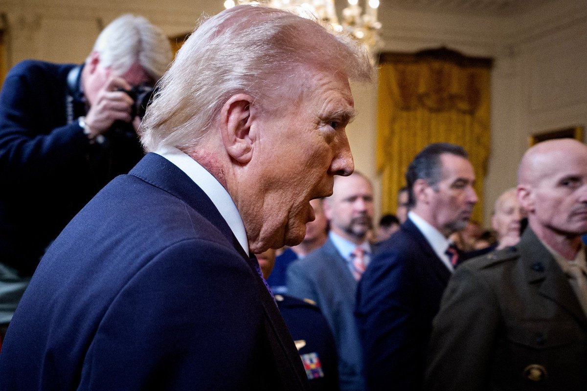 ComploploWatch's tweet photo. La pourriture de son cou bouffe la cervelle de papy #Trump ! 😱
Les GI's sont renvoyés d'#Iran dans des sacs.
Son #JobApproval est au 37ᵉ sous-sol.
La bourse se casse la gueule.
L'essence crève le plafond.
Mais ce matin, ce sont les sprinteuses trans qui le tracassent... 🤦🏿🌈 https://t.co/dNhJtss5IY