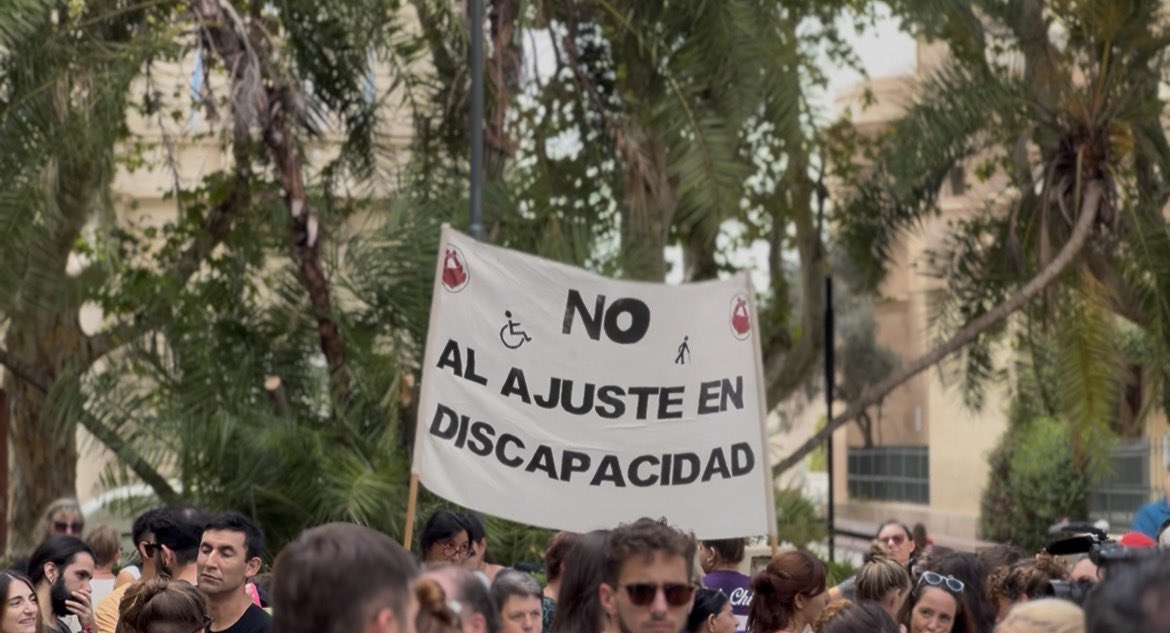 NormaLopezSF's tweet photo. Acompañamos a transportistas, profesionales e instituciones que trabajan con personas con discapacidad y familias rosarinas que protestaron en la Plaza 25 de Mayo.
Que el gobierno de Milei ejecute la Ley de #EmergenciaEnDiscapacidad YA. https://t.co/QCoiu1RwUg