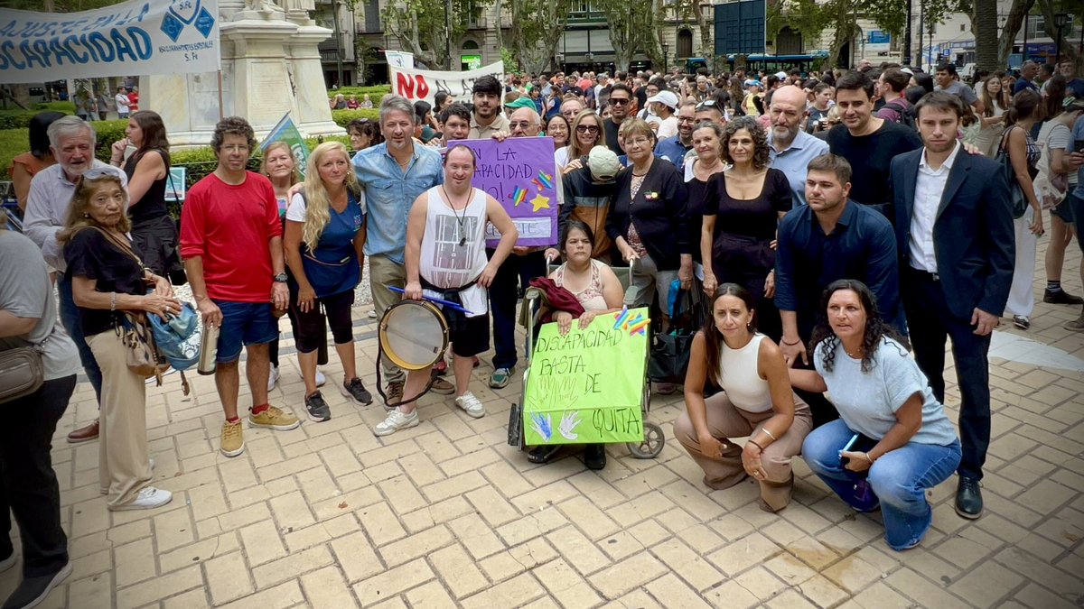 NormaLopezSF's tweet photo. Acompañamos a transportistas, profesionales e instituciones que trabajan con personas con discapacidad y familias rosarinas que protestaron en la Plaza 25 de Mayo.
Que el gobierno de Milei ejecute la Ley de #EmergenciaEnDiscapacidad YA. https://t.co/QCoiu1RwUg