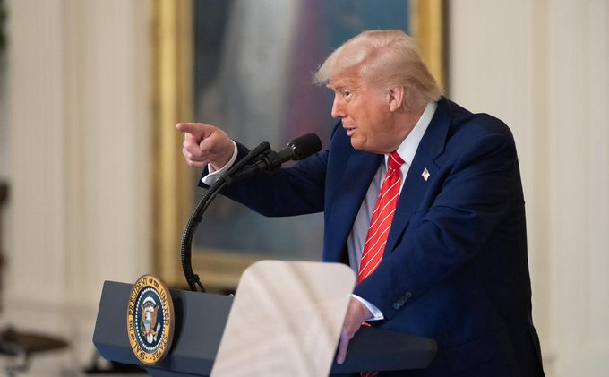 Discurso en la Casa Blanca esta mañana.
TRUMP:  “Si el Primer Ministro de Noruega me hubiera dado el Premio Nobel de la Paz, nuestro submarino no habría tenido que hundir un barco iraní…” 
— Donald Trump, presidente de los Estados Unidos