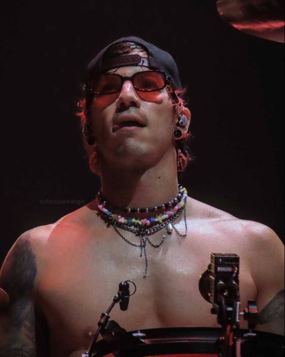 Syd :) MY BLØØD (@buckethatpilots) / Posts / X