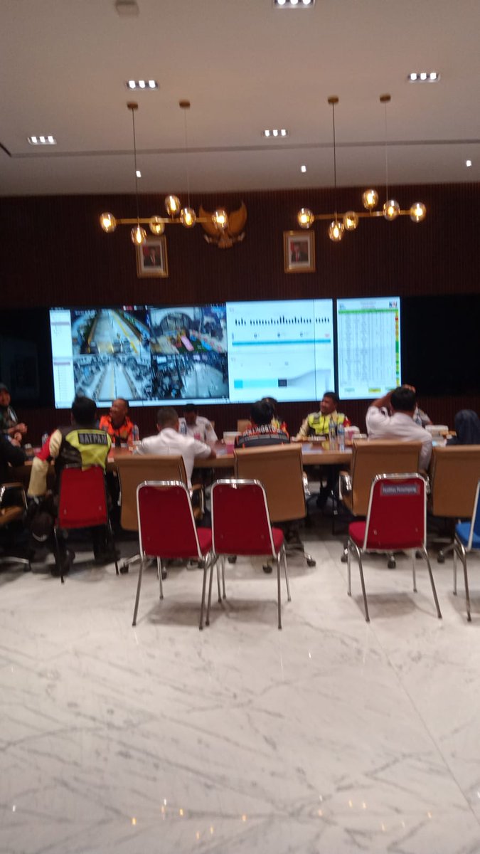hiraani__'s tweet photo. @Adrianussatrio liatnya pasti di ruangan ini ya? itu jumlah penumpang dari pse ke stasiun tujuan, cmiiw https://t.co/D5riQE3Cbj