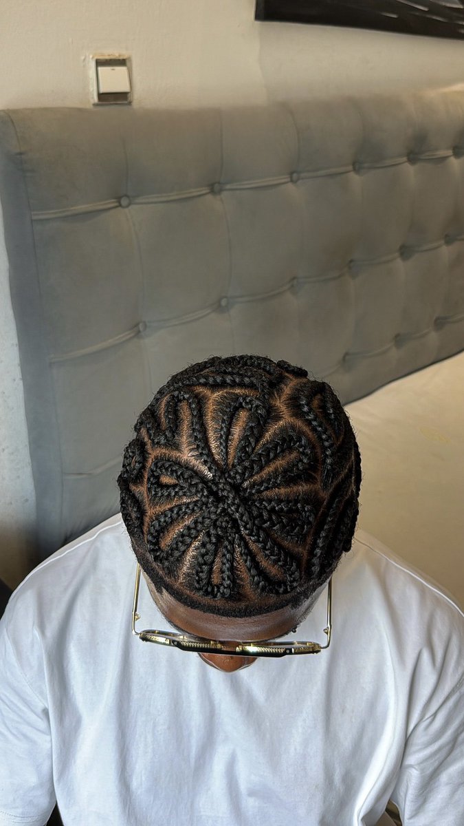 EmekaOfLagos's tweet photo. Why stopping you from changing that All Back on your head? Is it money 🤷‍♂️
Oya send aza https://t.co/ZAUCtX3ic9