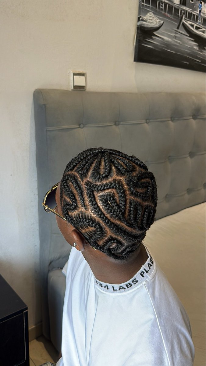 EmekaOfLagos's tweet photo. Why stopping you from changing that All Back on your head? Is it money 🤷‍♂️
Oya send aza https://t.co/ZAUCtX3ic9