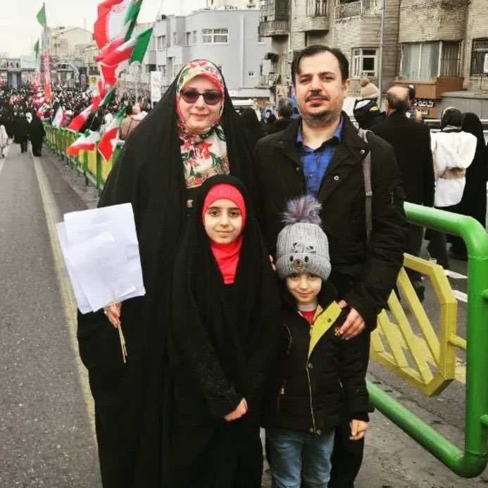 mogharebati's tweet photo. ای وای آقای نمازی شهروند عادی که پسر سعید نمازی، معاون سابق اطلاعات سپاه بوده گریم جنگی کردن! https://t.co/JQhVGnjpLF