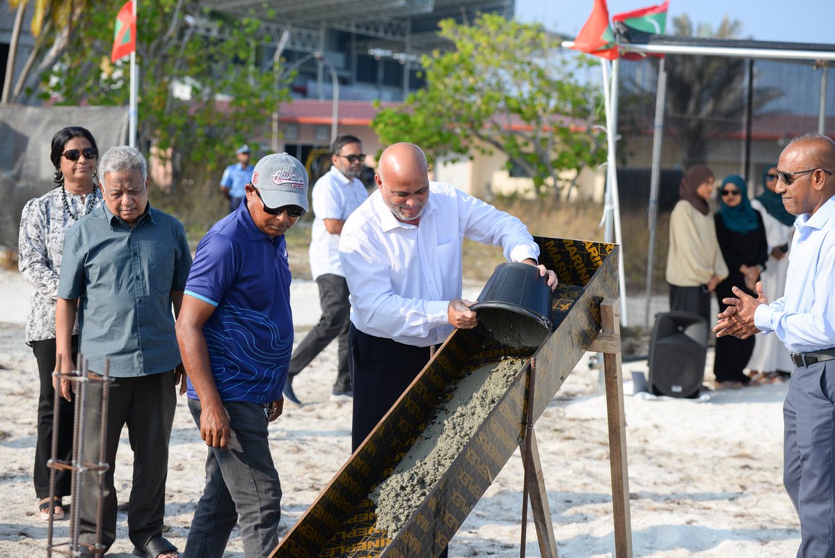 MoHEmv's tweet photo. ދިވެހިރާއްޖޭގެ ޤައުމީ ޔުނިވަރސިޓީ (އެމް.އެން.ޔޫ) ގެ ކެމްޕަހެއް ބ. އޭދަފުށީގައި ބިނާކުރުމުގެ އަމަލީ މަސައްކަތް ރަސްމީކޮށް ފަށްޓަވައިދެއްވުމުގެ ގޮތުން، އެ މަޝްރޫޢުގެ ބިންގާ ވަޒީރު ޑރ. ޢަލީ ޙައިދަރު އަޙްމަދު މިއަދު އަޅުއްވައިދެއްވައިފިއެވެ.

މިއީ އަތޮޅުތެރޭގައި މަތީ ތަޢުލީމާއި ތަމްރީނުގެ ފުރުޞަތުތައް ފުޅާކުރުމަށް ސަރުކާރުން ގެންގުޅުއްވާ ސިޔާސަތުގެ ދަށުން، ޕަބްލިކް ސެކްޓަރ އިންވެސްޓްމަންޓް ޕްރޮގްރާމް (ޕީ.އެސް.އައި.ޕީ) ގެ ތެރެއިން ކުރިއަށްގެންދާ މުހިންމު މަޝްރޫޢެކެވެ. މި މަޝްރޫޢުގެ މަސައްކަތް ހަވާލުކޮށްފައިވަނީ މޯލްޑިވްސް ޓްރާންސްޕޯޓް އެންޑް ކޮންޓްރެކްޓިންގ ކޮމްޕެނީ (އެމް.ޓީ.ސީ.ސީ) އާއެވެ.
@MNUedu @MTCCPlc