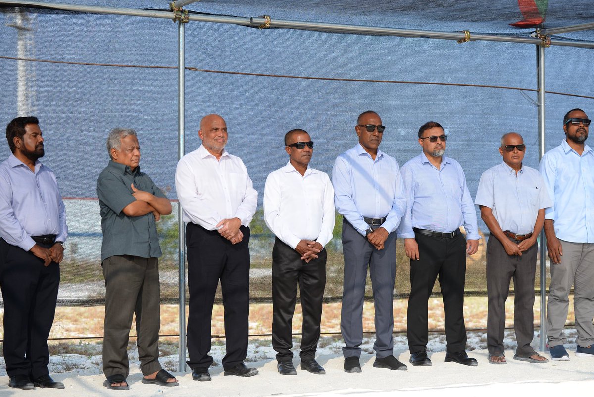 MoHEmv's tweet photo. ދިވެހިރާއްޖޭގެ ޤައުމީ ޔުނިވަރސިޓީ (އެމް.އެން.ޔޫ) ގެ ކެމްޕަހެއް ބ. އޭދަފުށީގައި ބިނާކުރުމުގެ އަމަލީ މަސައްކަތް ރަސްމީކޮށް ފަށްޓަވައިދެއްވުމުގެ ގޮތުން، އެ މަޝްރޫޢުގެ ބިންގާ ވަޒީރު ޑރ. ޢަލީ ޙައިދަރު އަޙްމަދު މިއަދު އަޅުއްވައިދެއްވައިފިއެވެ.

މިއީ އަތޮޅުތެރޭގައި މަތީ ތަޢުލީމާއި ތަމްރީނުގެ ފުރުޞަތުތައް ފުޅާކުރުމަށް ސަރުކާރުން ގެންގުޅުއްވާ ސިޔާސަތުގެ ދަށުން، ޕަބްލިކް ސެކްޓަރ އިންވެސްޓްމަންޓް ޕްރޮގްރާމް (ޕީ.އެސް.އައި.ޕީ) ގެ ތެރެއިން ކުރިއަށްގެންދާ މުހިންމު މަޝްރޫޢެކެވެ. މި މަޝްރޫޢުގެ މަސައްކަތް ހަވާލުކޮށްފައިވަނީ މޯލްޑިވްސް ޓްރާންސްޕޯޓް އެންޑް ކޮންޓްރެކްޓިންގ ކޮމްޕެނީ (އެމް.ޓީ.ސީ.ސީ) އާއެވެ.
@MNUedu @MTCCPlc