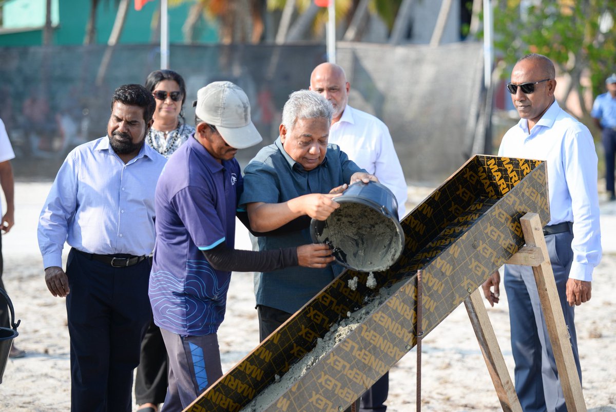 MoHEmv's tweet photo. ދިވެހިރާއްޖޭގެ ޤައުމީ ޔުނިވަރސިޓީ (އެމް.އެން.ޔޫ) ގެ ކެމްޕަހެއް ބ. އޭދަފުށީގައި ބިނާކުރުމުގެ އަމަލީ މަސައްކަތް ރަސްމީކޮށް ފަށްޓަވައިދެއްވުމުގެ ގޮތުން، އެ މަޝްރޫޢުގެ ބިންގާ ވަޒީރު ޑރ. ޢަލީ ޙައިދަރު އަޙްމަދު މިއަދު އަޅުއްވައިދެއްވައިފިއެވެ.

މިއީ އަތޮޅުތެރޭގައި މަތީ ތަޢުލީމާއި ތަމްރީނުގެ ފުރުޞަތުތައް ފުޅާކުރުމަށް ސަރުކާރުން ގެންގުޅުއްވާ ސިޔާސަތުގެ ދަށުން، ޕަބްލިކް ސެކްޓަރ އިންވެސްޓްމަންޓް ޕްރޮގްރާމް (ޕީ.އެސް.އައި.ޕީ) ގެ ތެރެއިން ކުރިއަށްގެންދާ މުހިންމު މަޝްރޫޢެކެވެ. މި މަޝްރޫޢުގެ މަސައްކަތް ހަވާލުކޮށްފައިވަނީ މޯލްޑިވްސް ޓްރާންސްޕޯޓް އެންޑް ކޮންޓްރެކްޓިންގ ކޮމްޕެނީ (އެމް.ޓީ.ސީ.ސީ) އާއެވެ.
@MNUedu @MTCCPlc
