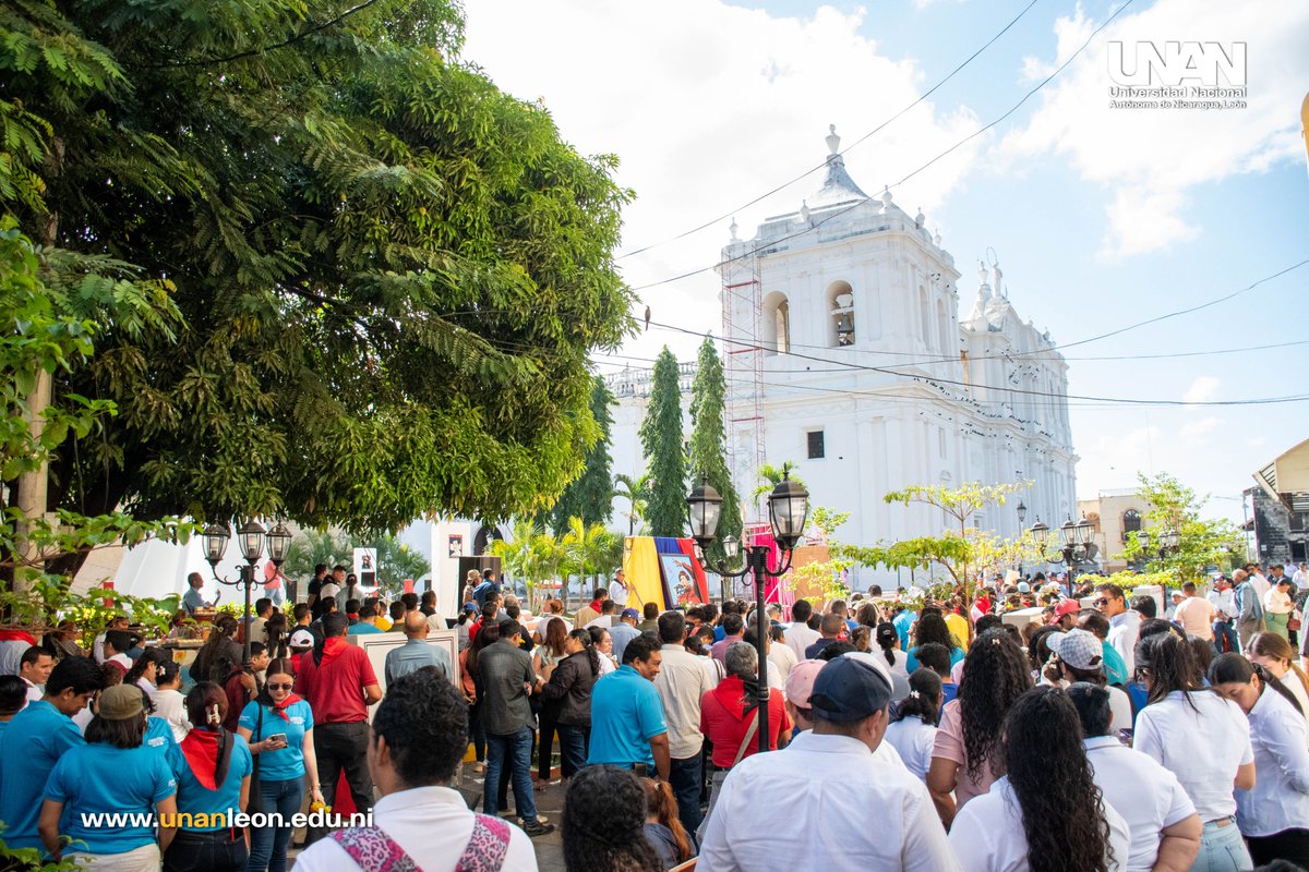 A 13 años del tránsito a la inmortalidad del Comandante Hugo Chávez Frías, la comunidad universitaria de la UNAN-León participó en un emotivo acto de conmemoración, realizando la entrega de ofrenda floral y guardia de honor en su memoria.