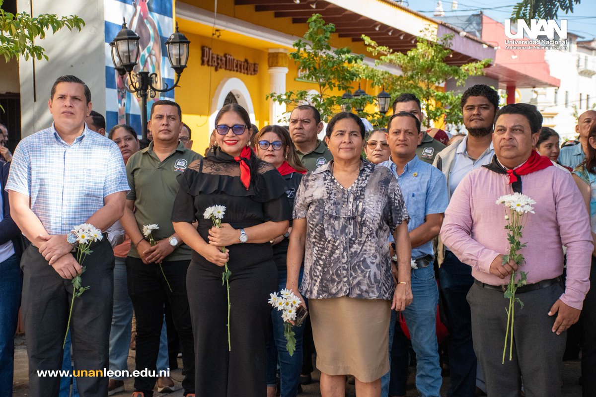unanleon's tweet photo. A 13 años del tránsito a la inmortalidad del Comandante Hugo Chávez Frías, la comunidad universitaria de la UNAN-León participó en un emotivo acto de conmemoración, realizando la entrega de ofrenda floral y guardia de honor en su memoria. https://t.co/c6xYtoly63