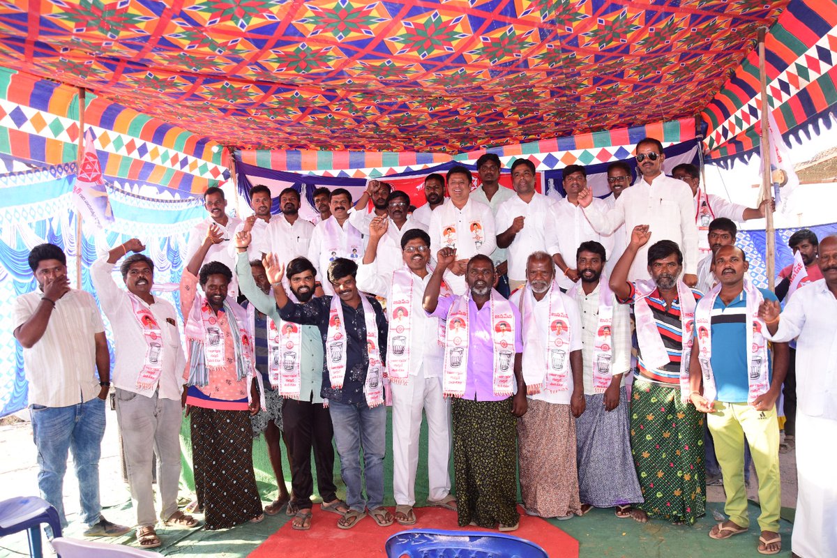 SwamyPspk's tweet photo. *వైసీపీ నుంచి జనసేన పార్టీలోకి చేరిక* 

 *శింగనమల నియోజకవర్గం బుక్కరాయసముద్రం మండలం కె కె అగ్రహారం గ్రామం ** *(మాజి వైస్ సర్పంచ్)  వైసీపీ కీలక నాయకుడు జె బాలకృష్ణ గారు  తన అనుచర వర్గంతో జనసేన పార్టీలోకి* *బుక్కరాయసముద్రం మండల అధ్యక్షులు ఎర్రిస్వామి గారి అధ్యక్షతన https://t.co/AMs1P5jrg5