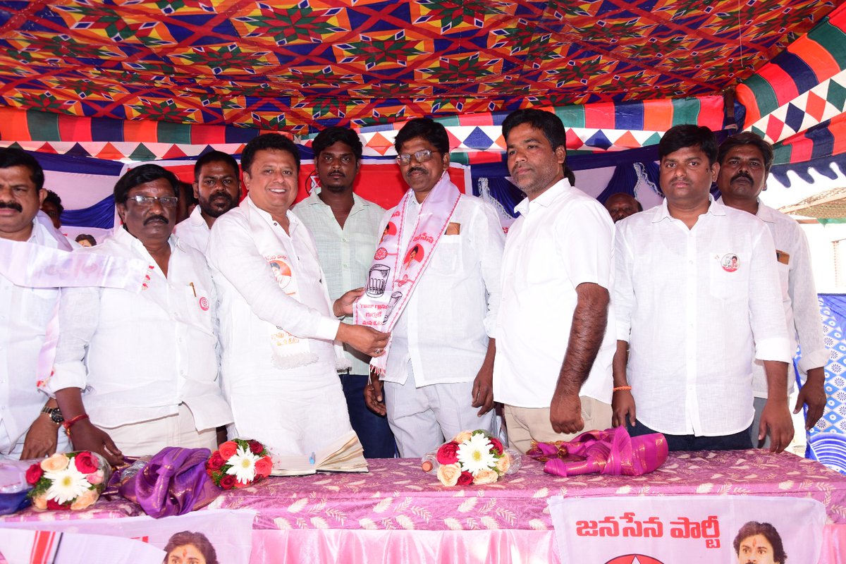 SwamyPspk's tweet photo. *వైసీపీ నుంచి జనసేన పార్టీలోకి చేరిక* 

 *శింగనమల నియోజకవర్గం బుక్కరాయసముద్రం మండలం కె కె అగ్రహారం గ్రామం ** *(మాజి వైస్ సర్పంచ్)  వైసీపీ కీలక నాయకుడు జె బాలకృష్ణ గారు  తన అనుచర వర్గంతో జనసేన పార్టీలోకి* *బుక్కరాయసముద్రం మండల అధ్యక్షులు ఎర్రిస్వామి గారి అధ్యక్షతన https://t.co/AMs1P5jrg5