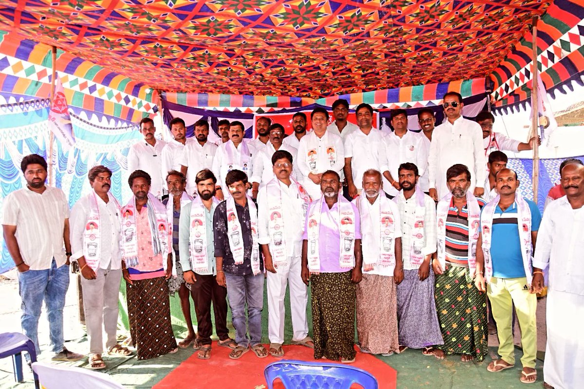 SwamyPspk's tweet photo. *వైసీపీ నుంచి జనసేన పార్టీలోకి చేరిక* 

 *శింగనమల నియోజకవర్గం బుక్కరాయసముద్రం మండలం కె కె అగ్రహారం గ్రామం ** *(మాజి వైస్ సర్పంచ్)  వైసీపీ కీలక నాయకుడు జె బాలకృష్ణ గారు  తన అనుచర వర్గంతో జనసేన పార్టీలోకి* *బుక్కరాయసముద్రం మండల అధ్యక్షులు ఎర్రిస్వామి గారి అధ్యక్షతన https://t.co/AMs1P5jrg5