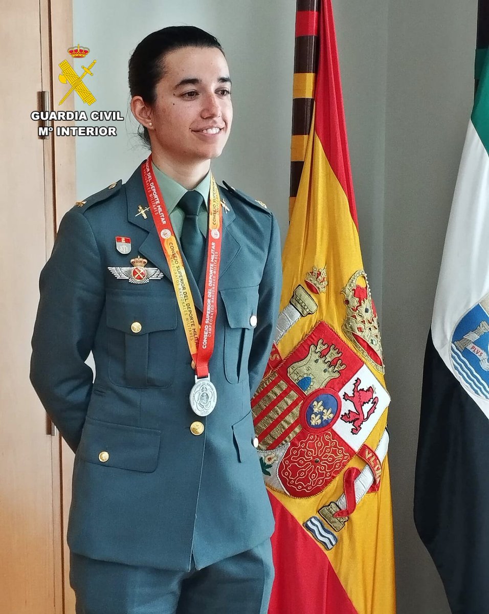 guardiacivil's tweet image. ¡¡ Enhorabuena !! 👏
🥈La teniente Cristina ha sido medalla de plata en la modalidad de esquí alpino (eslalon gigante) en el Campeonato Nacional Militar de Esquí ⛷️, celebrado en la Escuela Militar de Montaña y Operaciones Especiales (EMMOE) de Jaca y Candanchú

#DeporteMilitar