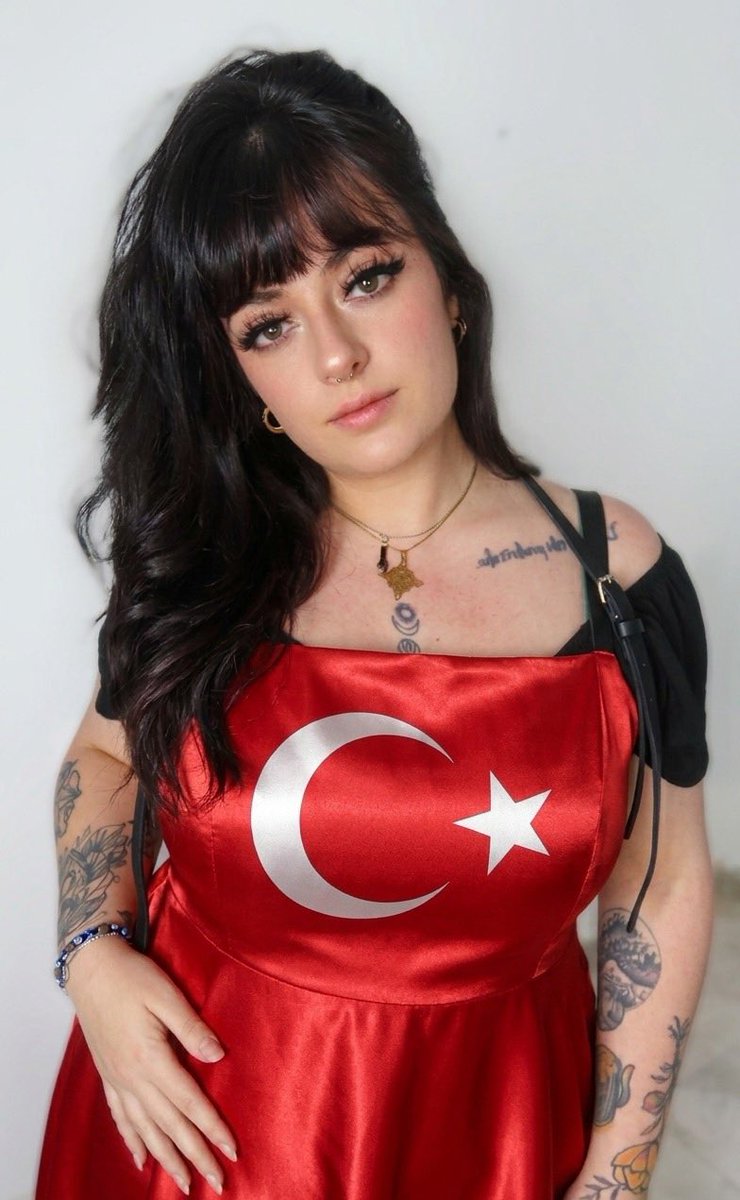 Mientras le contaba a mi abuela sobre la amistad entre España y Turquía que empezó en Twitter, me dijo: "Espera un momento", entró y sacó un vestido turco. Es increíble... ¿Por qué alguien guardaría un vestido turco en el armario?