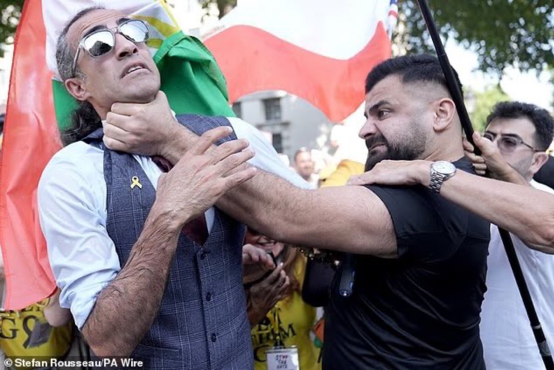 ScarlettGrace92's tweet photo. @Savakzadeh Let’s not forget the separatists trying to take a Zionist-monarchist’s life in England.
And then separatists posted this picture everywhere saying this is what they’ll do to every last one of them. Wherever they go, violence ensues. https://t.co/BSgspeWksL