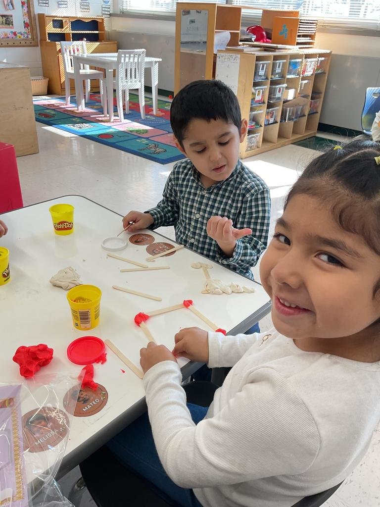 WashingtonD50's tweet photo. Ms. Tessa's class had a great time developing their fine motor skills using play dough and popsicle sticks to create different shapes. 🟣 📏  🟦 #FineMotorSkills #LearningThroughPlay #TheWashingtonWay https://t.co/RPtmYr4q3c