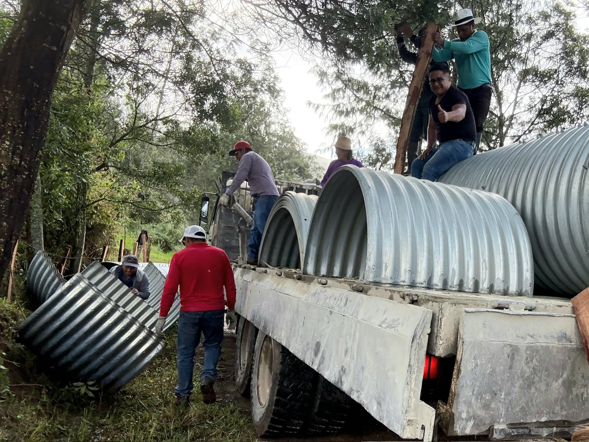 AzuayPrefectura's tweet photo. Atendemos las #EmergenciasViales en Santa Isabel 👷🚜

Entregamos ármicos para las comunidades San Pedro Alto y Guayara de la parroquia de San Salvador de Cañaribamba.🚧

Seguimos trabajando para garantizar la conectividad en la provincia. 🛻

#JotaLloretPrefecto
#AzuayPrefectura https://t.co/14Fjkkke1j