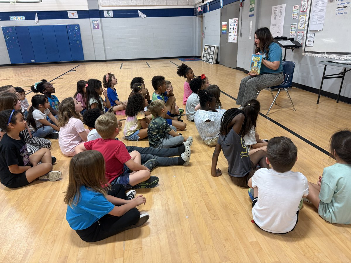 DES_Landrum's tweet photo. I’ll never pass up an opportunity to read aloud to kids! #ReadAcrossAmericaWeek #DESisBEST https://t.co/bOpKNeCzVy