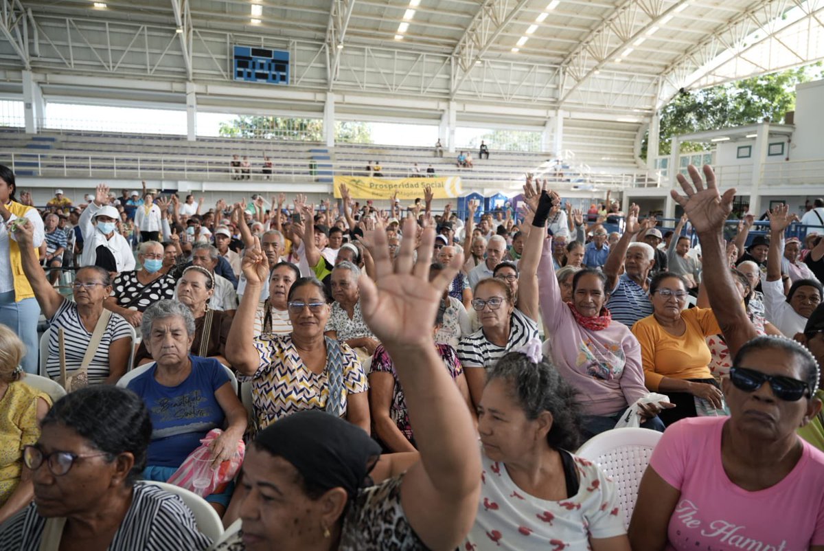 mao_rodriguez1's tweet photo. En #Magdalena pasamos de 57 mil a 103 beneficiarios de #ColombiaMayor. Pasamos de 80 mil a 230 mil pesos para mayores de 60 y 65 años. 

La trasferencia se realiza en completo orden y con dignidad, afecto y empatía con nuestros abuelos y abuelas. 

Esto es #DignidadMayor 
@petrogustavo 
@ProsperidadCol